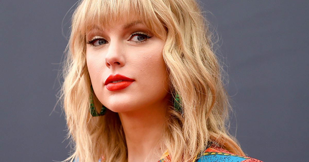 Taylor Swift Donates $30,000 To Help Fan Pay Her Tuition