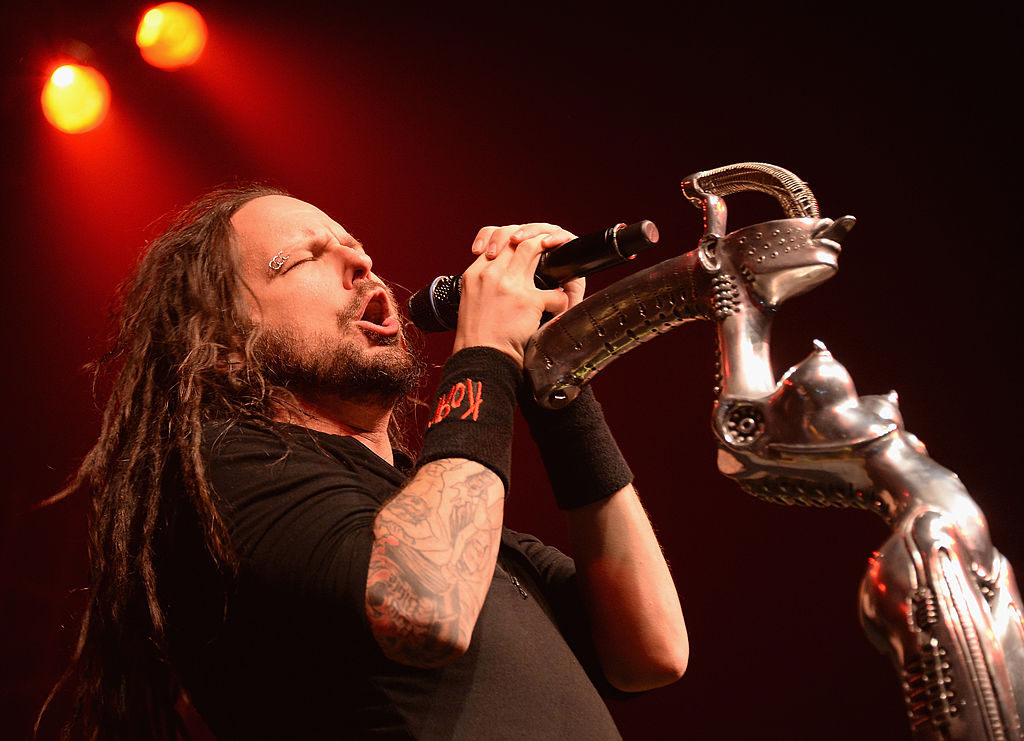 Korn's Lead Singer Jonathan Davis Struggles On Stage After COVID-19 Diagnosis [VIDEO]
