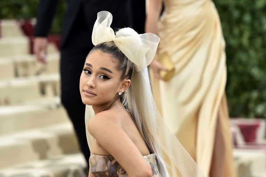 913px x 607px - Arianators Slam Ariana Grande Impersonator After Doing THIS Despite  Singer's Discomfort | Music Times