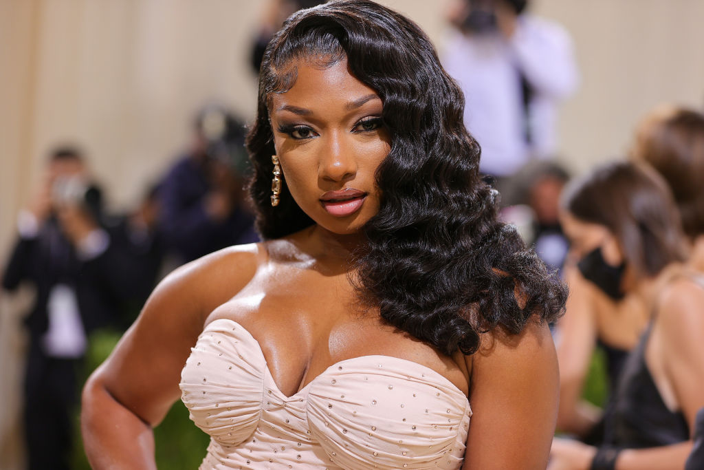 Toestemming hangen klant Megan Thee Stallion's Awkward Encounter With TV Reporter Had Fans Laughing  Online Because of Her Security Guard [VIDEO] | Music Times