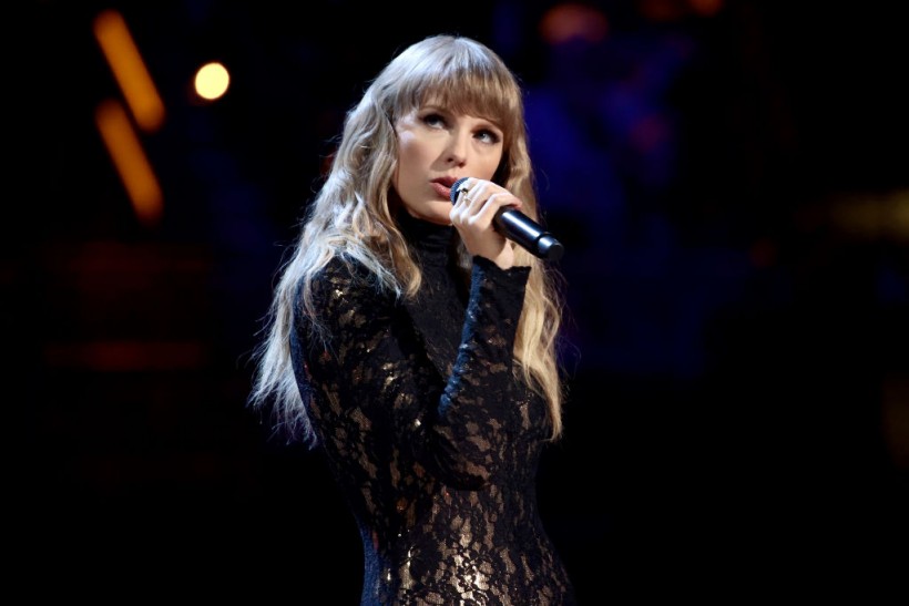 Taylor Swift Continues Annual Holiday Gift Giving To Media This Year, What Did The Singer Prepare This Time?