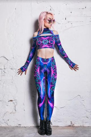 https://1159025897.rsc.cdn77.org/data/images/full/82127/what-to-wear-to-a-festival-10-amazing-rave-outfits-with-leggings.png