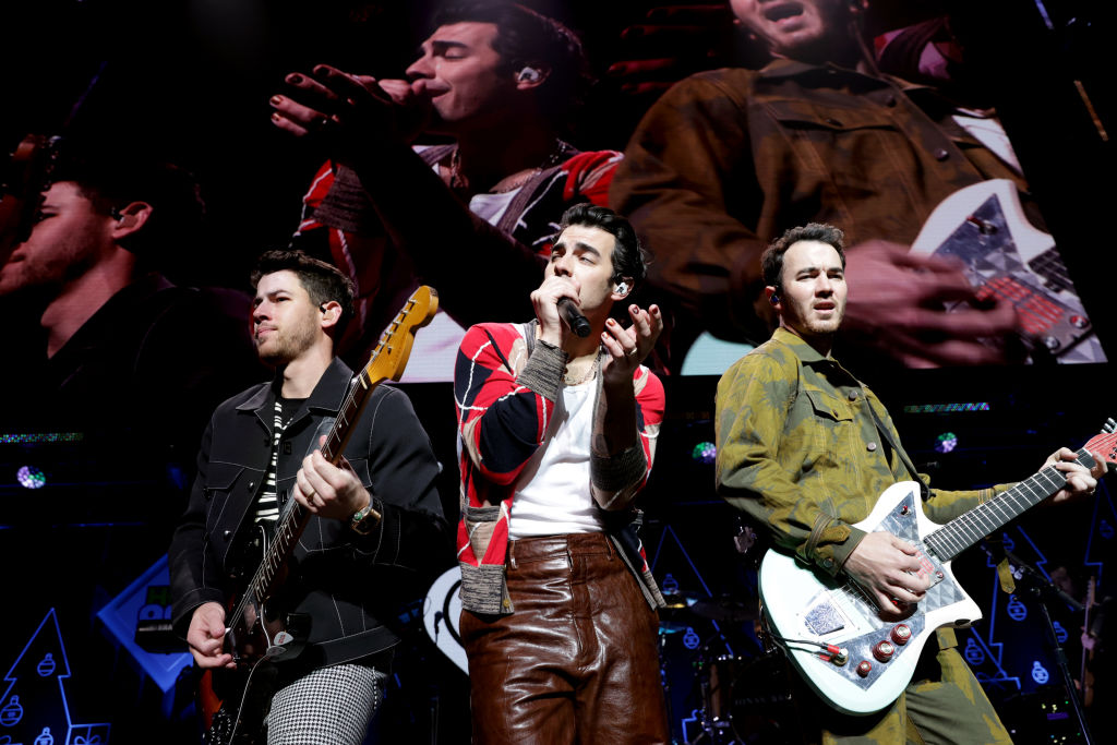 Jonas Brothers NEW Song 2023 ‘Waffle House’ Debuts on ‘SNL’ Ahead of