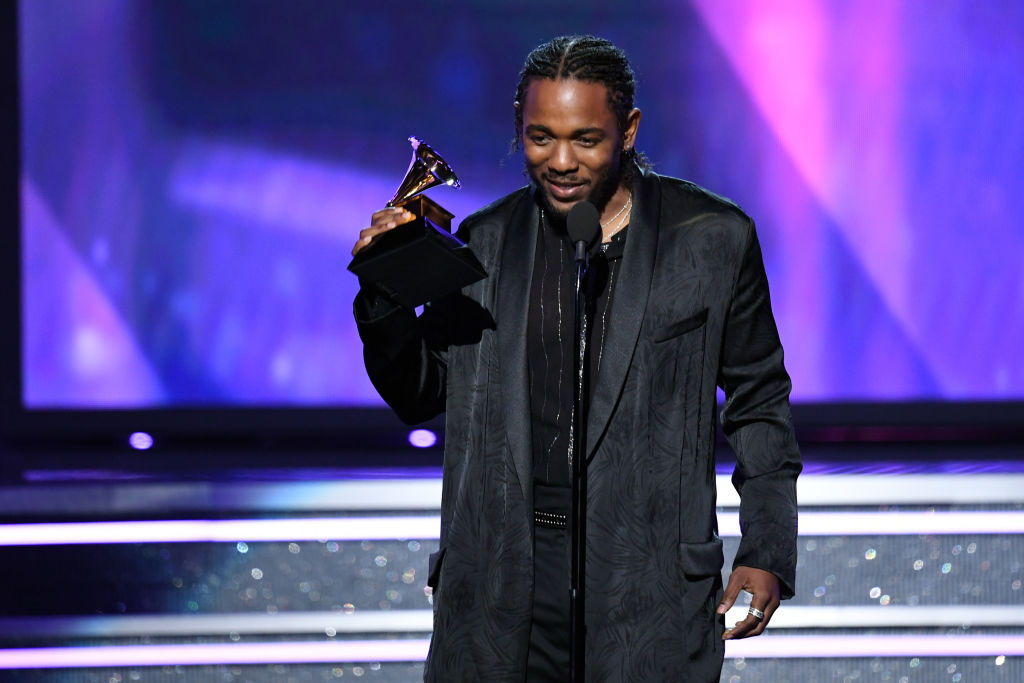 Kendrick Lamar vence Grammy 2023 com polêmico tênis de molas, Moda
