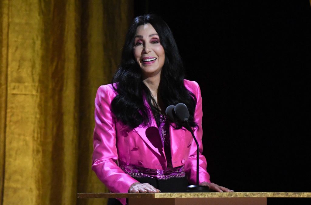 Cher, Kelly Clarkson Poke Fun at Willie Nelson’s “Terrible Old Bus”: ‘Smells Exactly Like Marijuana!’