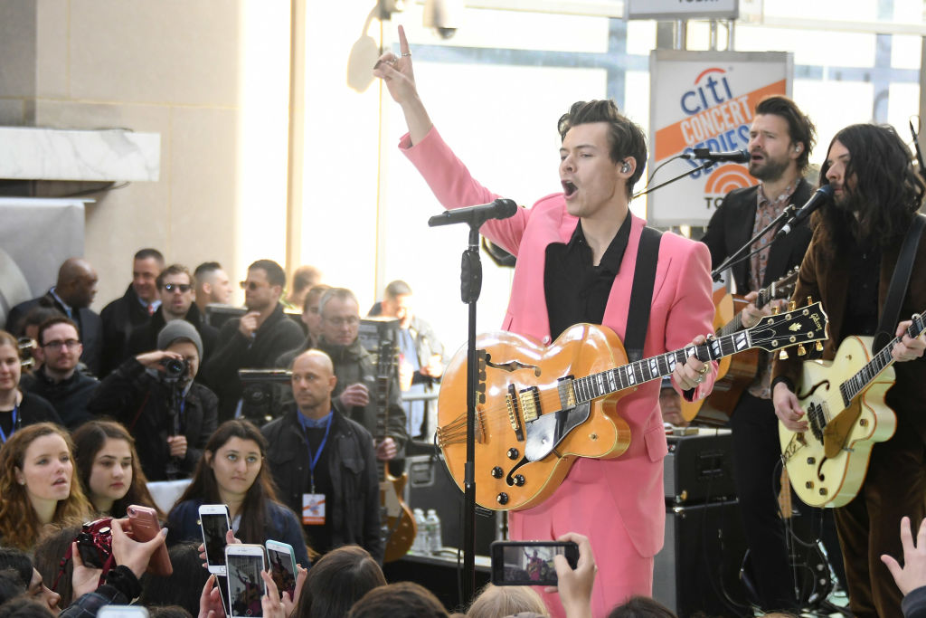 Harry Styles 'Protects' Fans, Goes After Unauthorised Sellers of Fake Merchandise [Report]