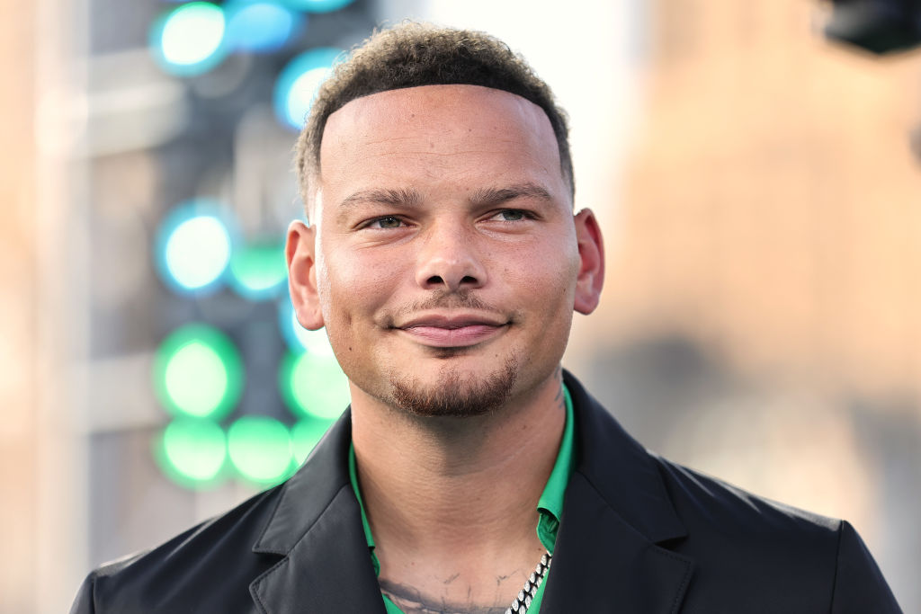 Kane Brown kicked out a fan who turned him over and then continued singing