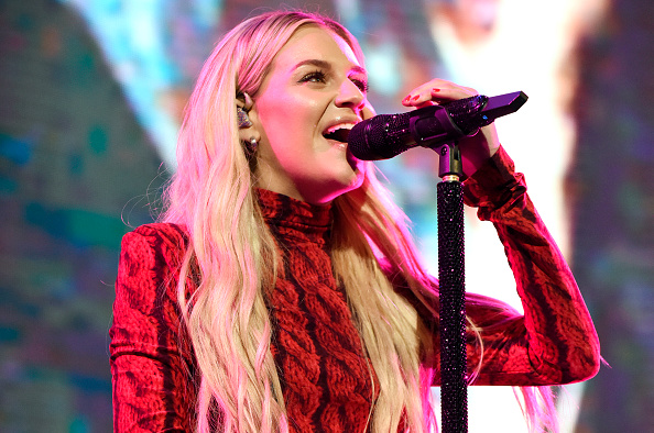 Kelsea Ballerini Gets Hit in the Face While Performing: Singer ‘Scared ...
