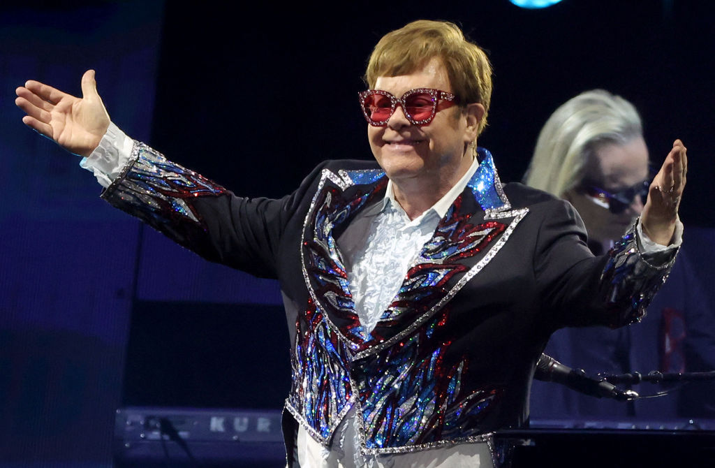 Elton John Worries Pals Following Shocking Weight Gain: Is Singer Suffering a Health Issue?