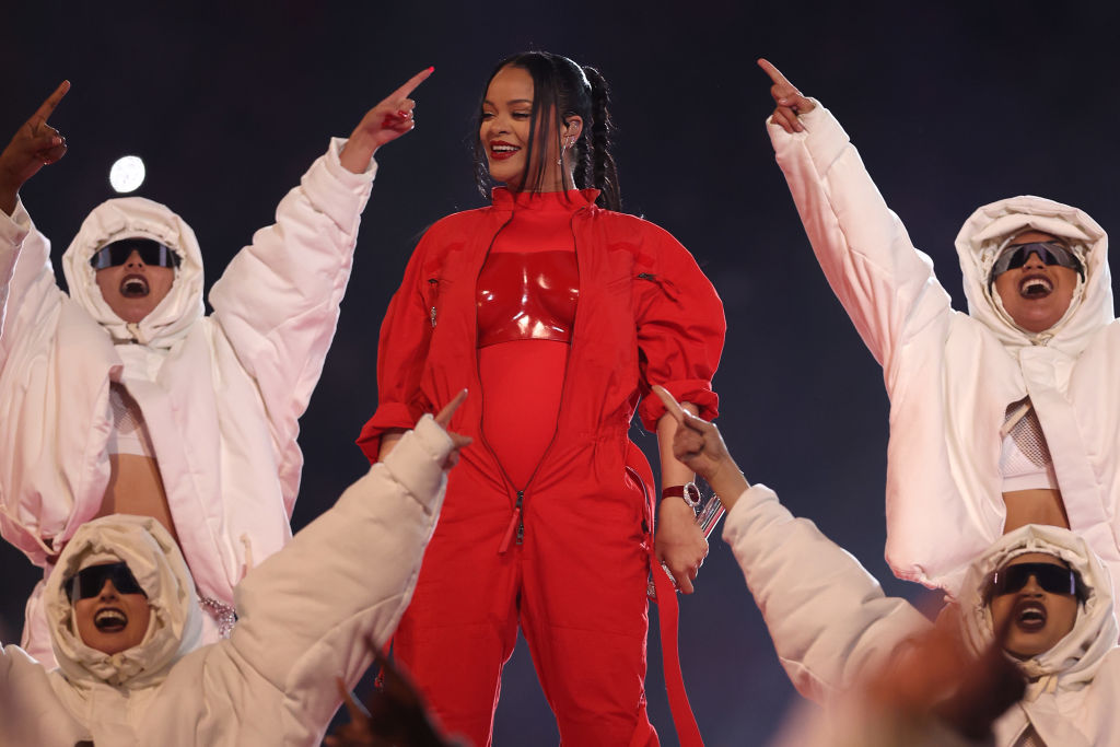 Rihanna Lip Synching at Super Bowl Halftime Show? Donald Trump, Howard Stern Criticize Singer 