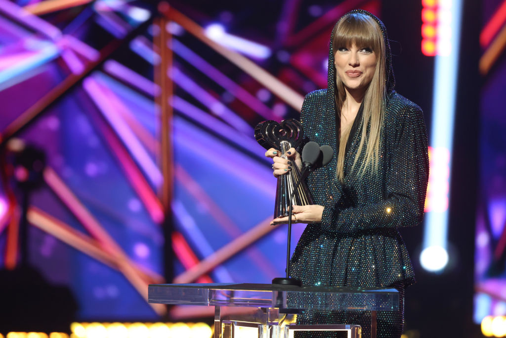 Taylor Swift iHeartRadio Music Awards Speech Singer Gets StarStudded