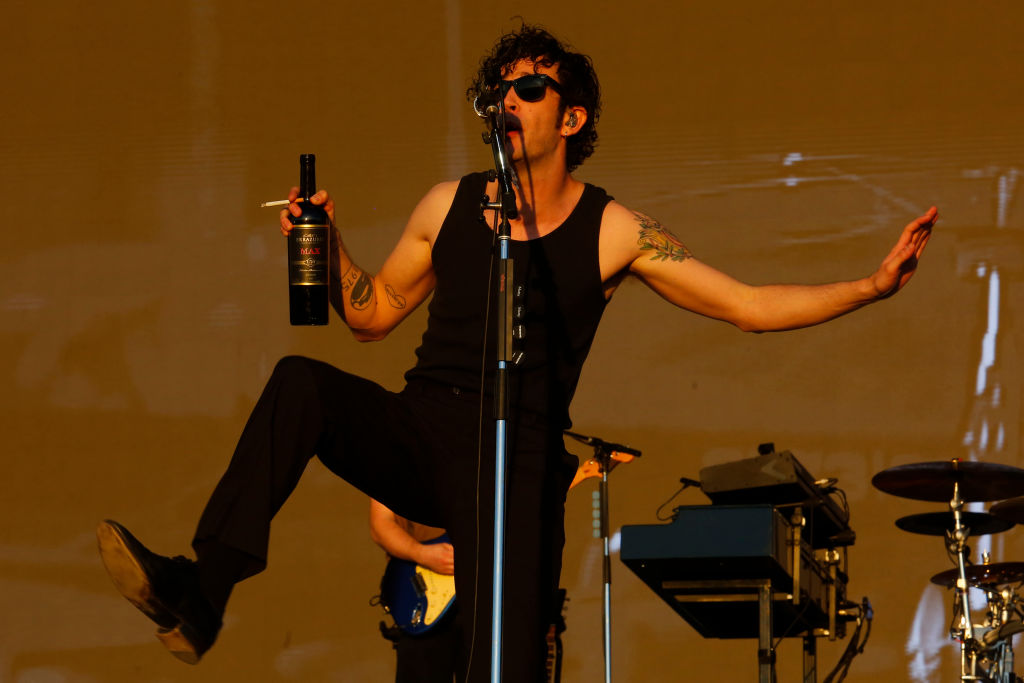 Matty Healy Unhinged? Singer Kissed Male Security During The 1975 Concert [WATCH]