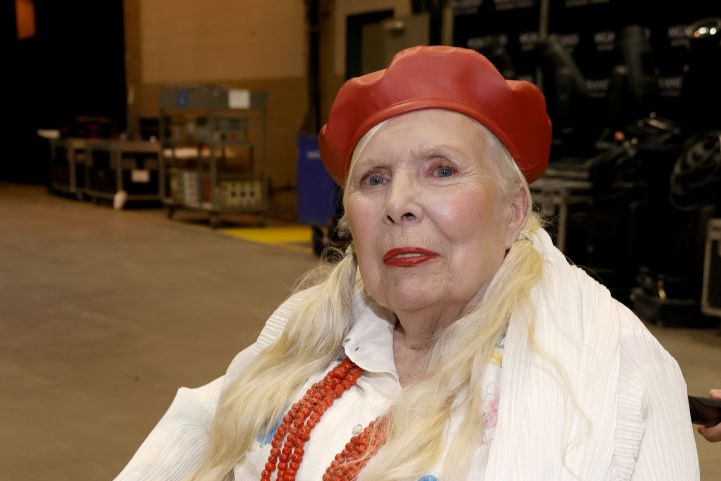 Joni Mitchell Health Issues: Singer Looks Better in 1st-Ever Concert After Facing Health Woe