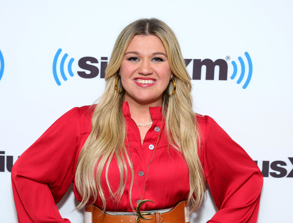 Kelly Clarkson to Host, Perform at 'Christmas in Rockefeller Center ...