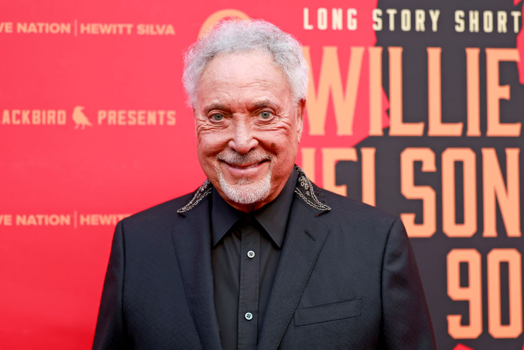 Tom Jones Health Issues Singer Wows Fans With Recent Performance After