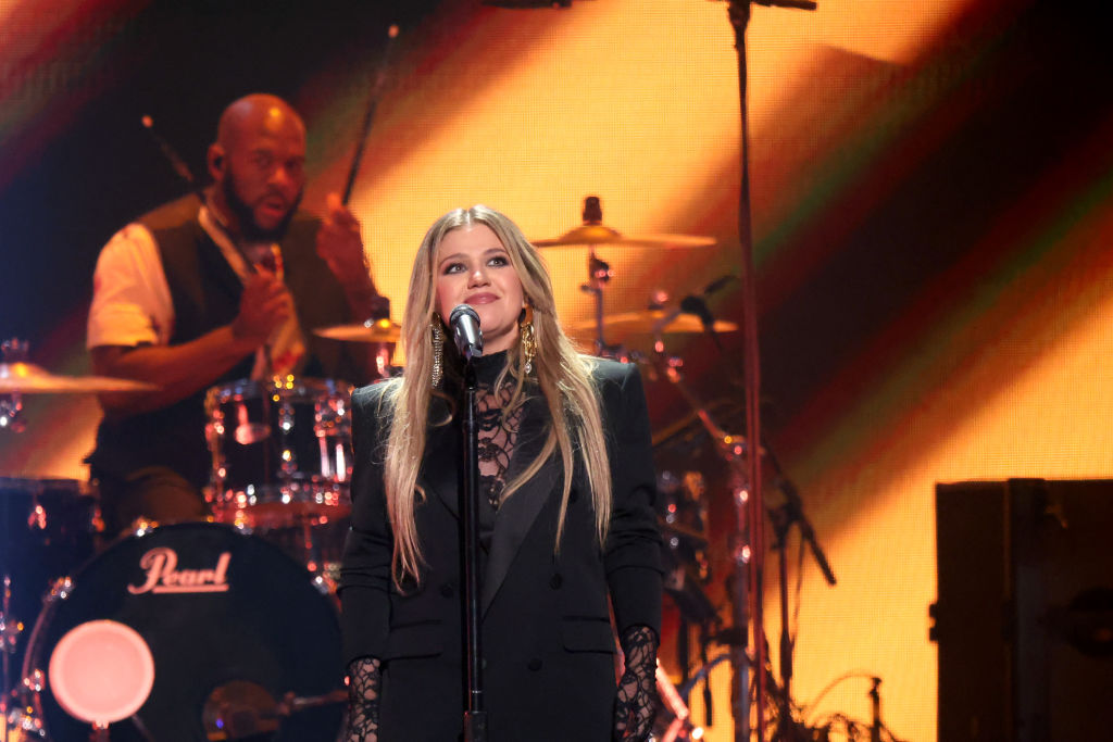 Kelly Clarkson Suffers Wardrobe Malfunction While Performing on Stage [VIDEO]