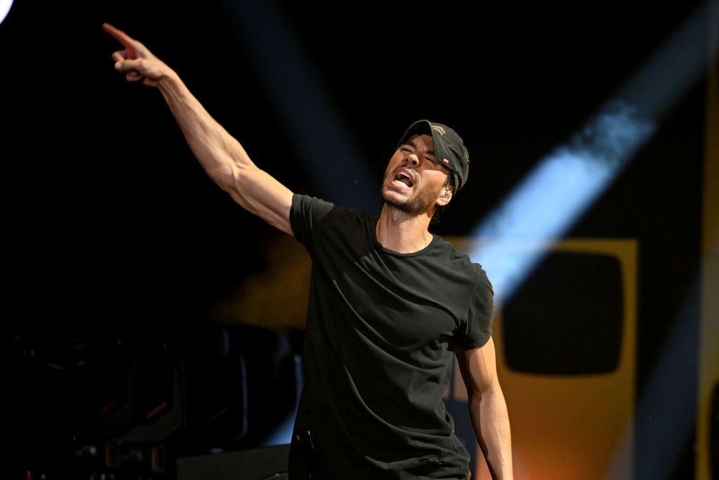 Enrique Iglesias Can't Sing? Netizens Ridicule Singer's Live Performance: 'He Sounds Like Elmo!'