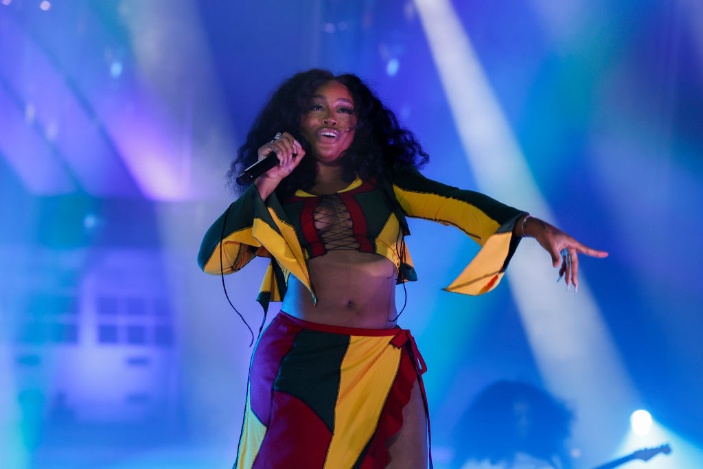 SZA Denies Getting Plastic Surgery, Netizens Accuse Singer of Being a 'Pathological Liar'