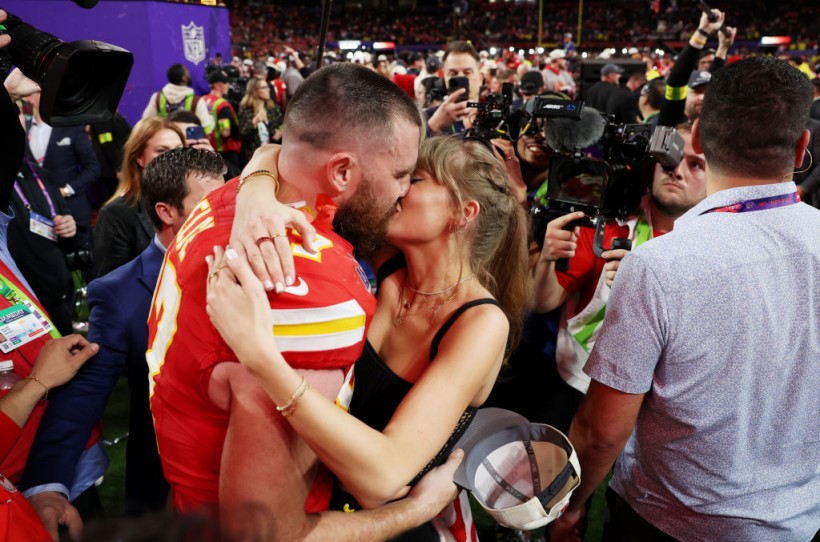 Taylor Swift and Travis Kelce Kiss in front of the cameras and crowd
