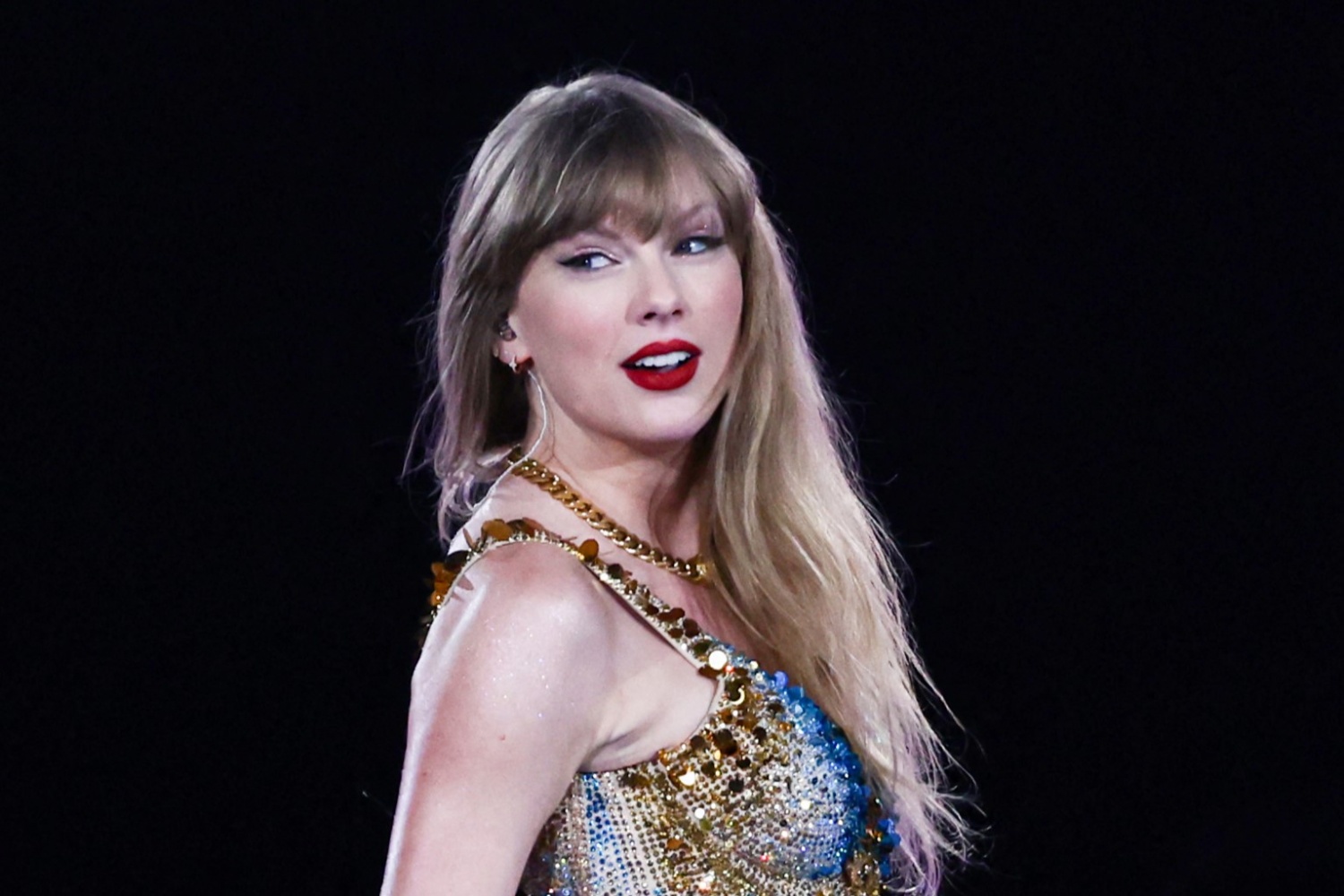 Taylor Swift Faces Dilemma When Forced to Choose Between 2 Loves at Travis Kelce’s Wedding
