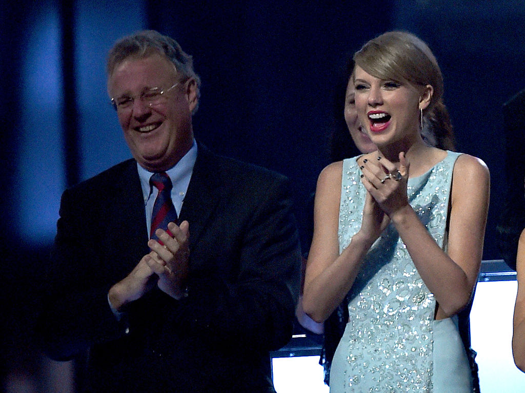 Taylor Swift's Dad Shakes off Assault Charges From Australian Paparazzi: Report