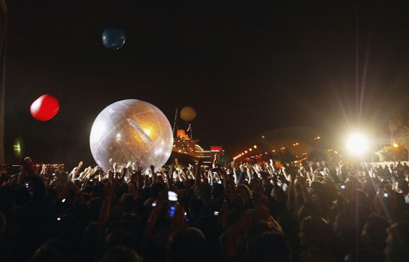 Wayne Coyne tests out an early version of his space bubble in 2004.