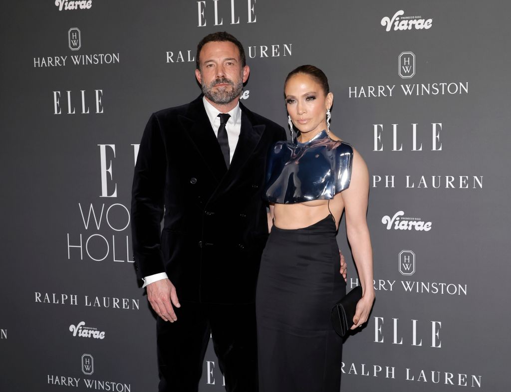 Jennifer Lopez hides her finger while Ben Affleck removes his ring and clashes violently with paparazzi;  Actors near breaking point, experts say
