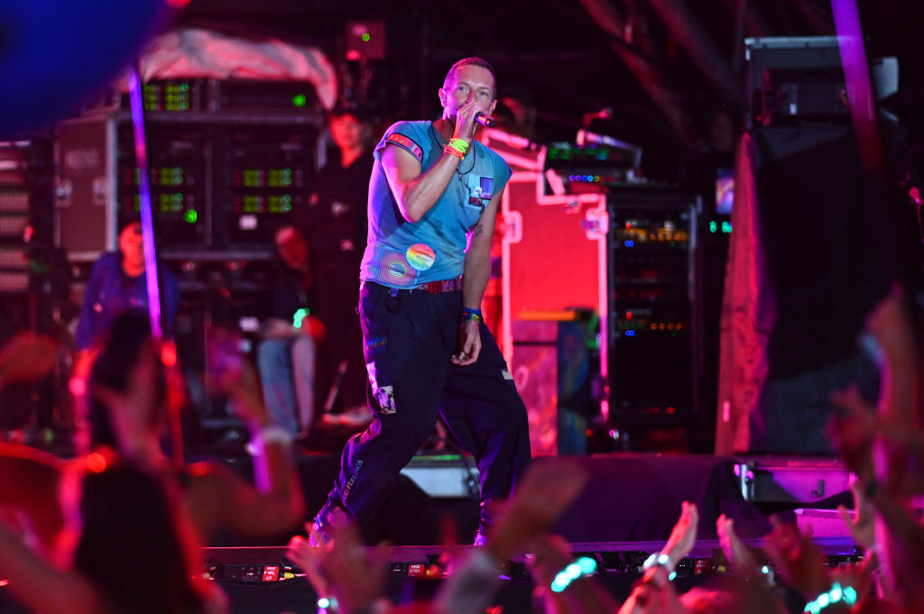 Coldplay’s 15-minute delay angers Glastonbury fans but performance attracts record audience