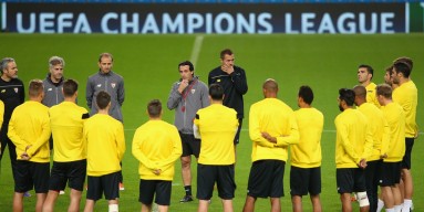 Unai Emery the coach of Sevilla FC talks with his players during a training session at the Etihad Stadium on October 20, 2015 in Manchester, United Kingdom. 