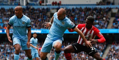Elijero Elia of Southampton and Pablo Zabaleta of Manchester City battle for the ball during the Barclays Premier League match between Manchester City and Southampton held at Etihad Stadium on May 24, 2015 in Manchester, England. 