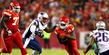 Jamaal Charles #25 of the Kansas City Chiefs runs the ball against the New England Patriots during the game at Arrowhead Stadium on September 29, 2014 in Kansas City, Missouri. 