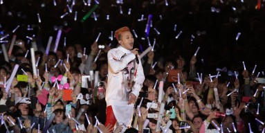 G-Dragon and some devoted fans. 