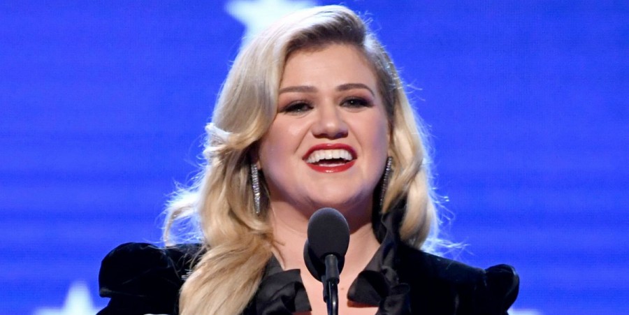 Kelly Clarkson Claps Back At Hater Who Says Her Marriage 