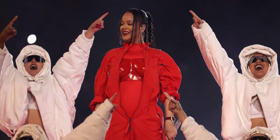 Rihanna Lip Synching at Super Bowl Halftime Show? Donald Trump, Howard Stern Criticize Singer 