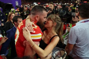 Travis Kelce, Taylor Swiff All Loved Up