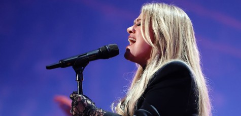 Kelly Clarkson Praised For Breathtaking 'Can't Catch Me Now' Cover:
Watch