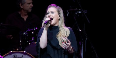 Kelly Clarkson Says Dating Is Awkward