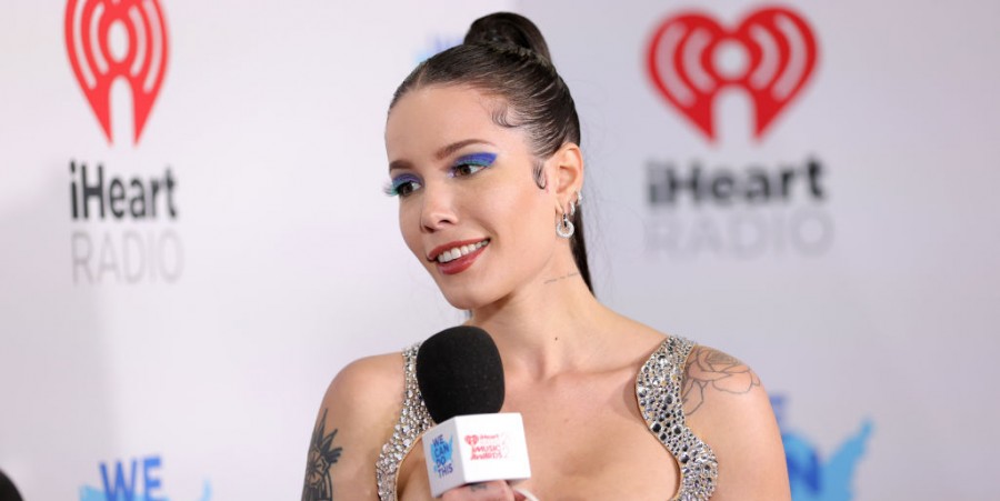 Halsey attends the 2022 iHeartRadio Music Awards 
