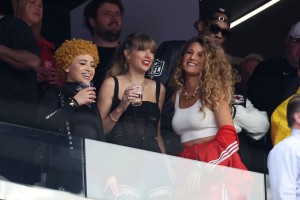 Taylor Swift with her friends