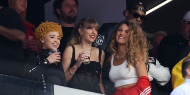 Taylor Swift with her friends